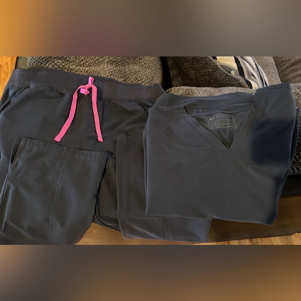 Figs scrubs! Both top and pant are XL. Pants are XL tall.
